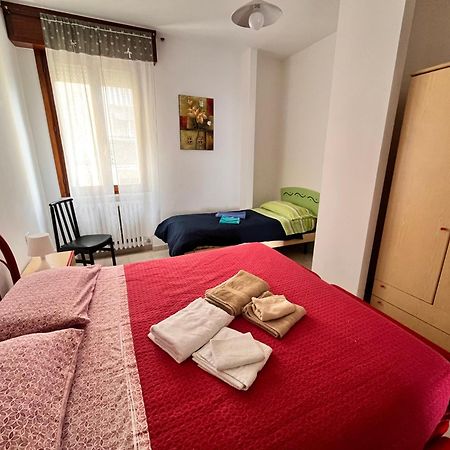 Good House- Ampio Appartamento Vicino Al Mare Rimini Luaran gambar