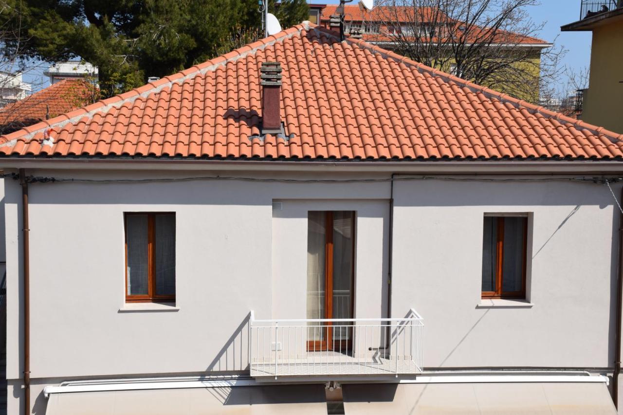 Good House- Ampio Appartamento Vicino Al Mare Rimini Luaran gambar