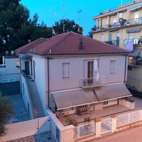 Good House- Ampio Appartamento Vicino Al Mare Rimini Luaran gambar