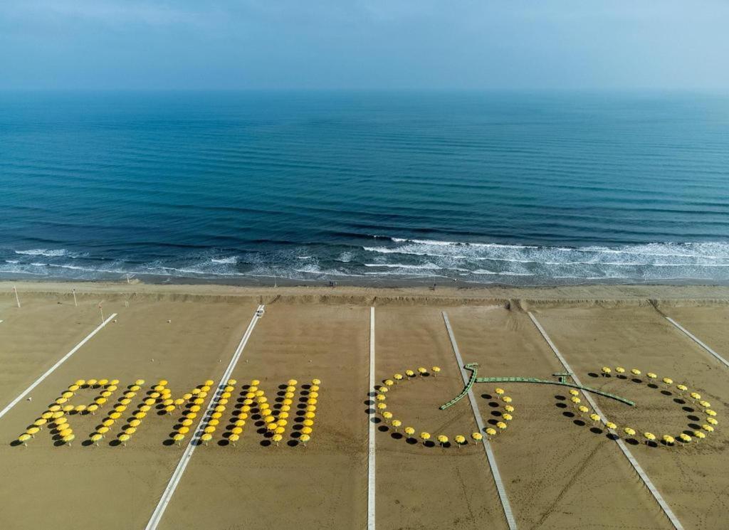 Good House- Ampio Appartamento Vicino Al Mare Rimini Luaran gambar