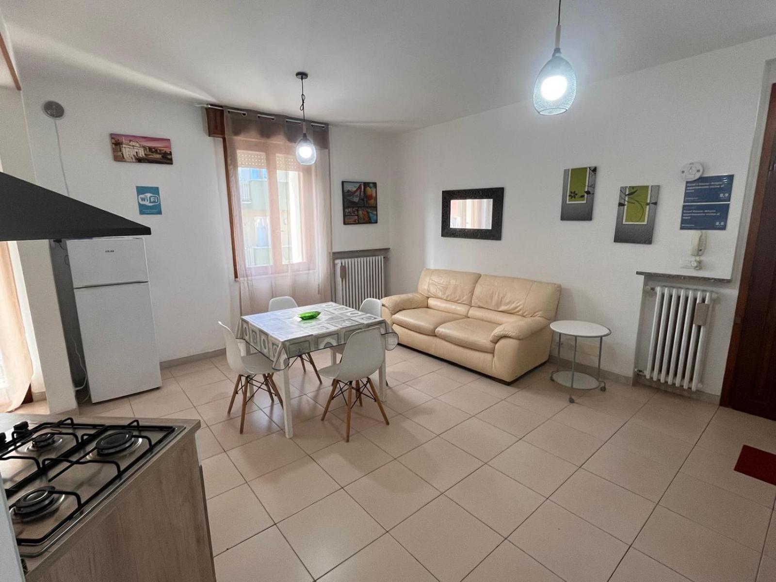 Good House- Ampio Appartamento Vicino Al Mare Rimini Luaran gambar